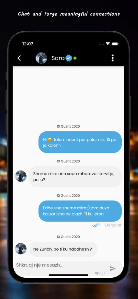 Schermata di chat dell'app Single.al che mostra messaggi in albanese tra utenti