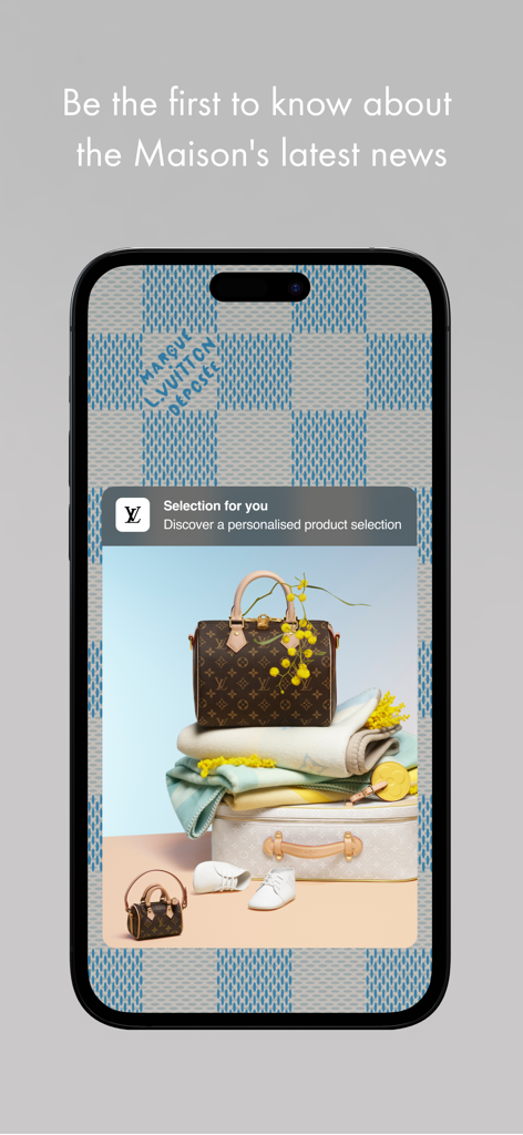 Louis Vuitton - Pantalla de la aplicación Louis Vuitton que muestra una notificación de selección de producto personalizada y artículos de lujo