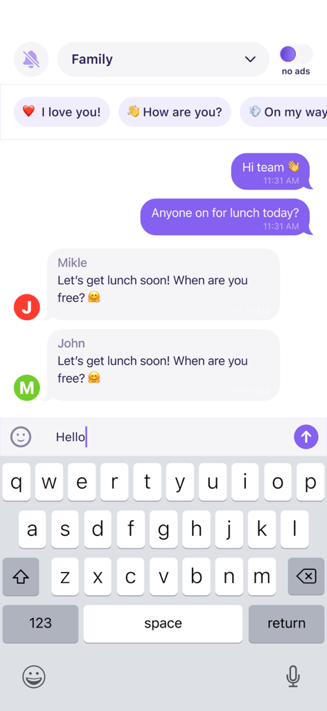 Find my Friends・Family Locator - Interfaz de chat grupal dentro de la aplicación que muestra una conversación familiar con mensajes y botones de respuesta rápida.
