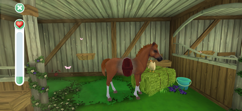 Star Stable: Horses - 건초 더미와 닭 옆의 아늑한 나무 마구간에 서 있는 갈색 망아지.