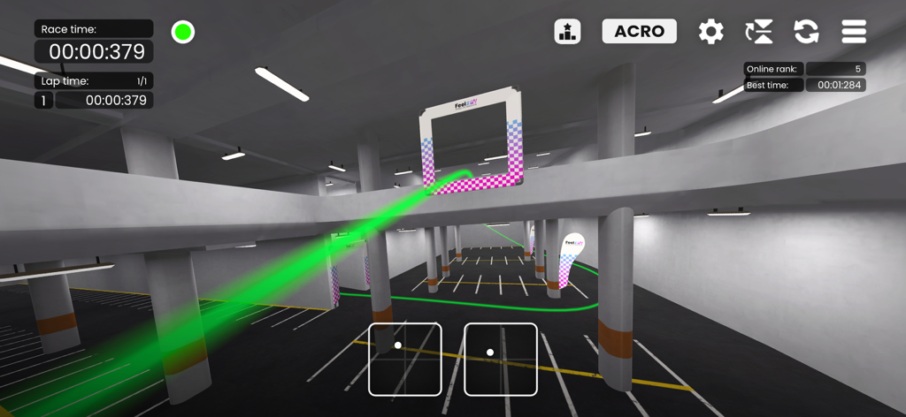 FeelFPV - Un simulador de drones en vista en primera persona compitiendo a través de un garaje de estacionamiento con una ruta de vuelo verde y un HUD de tiempo.