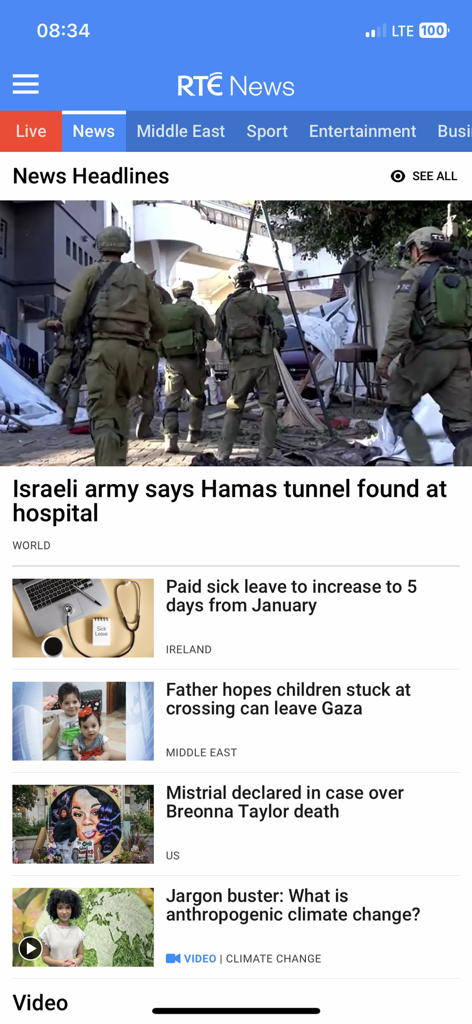 RTÉ News - Interface de l'application mobile RTE News affichant les titres de l'actualité et différentes catégories telles que Monde, Irlande et Sport.