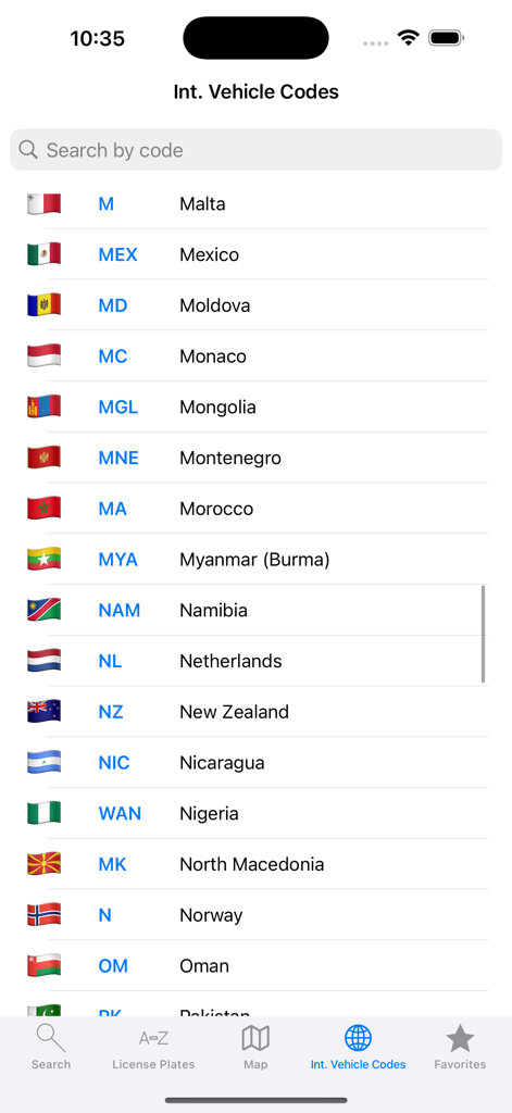 License Plate Finder - Un elenco che mostra codici veicolo internazionali con bandiere nazionali e nomi nell'app.