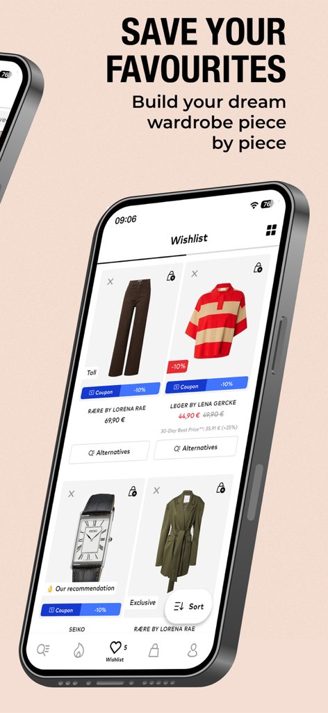 ABOUT YOU Online Fashion Shop - Un téléphone portable affichant l'écran de la liste de souhaits de l'application de mode About You avec des vêtements et un titre « Enregistrez vos favoris ».