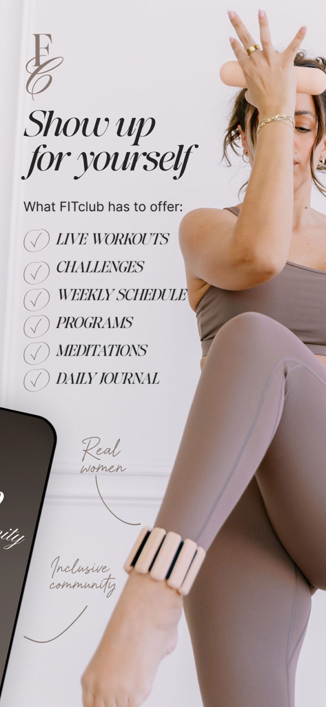 The FITclub by Yami Mufdi - Una mujer con ropa deportiva junto a una lista de características de la aplicación FITclub que incluyen entrenamientos en vivo, desafíos y meditaciones.
