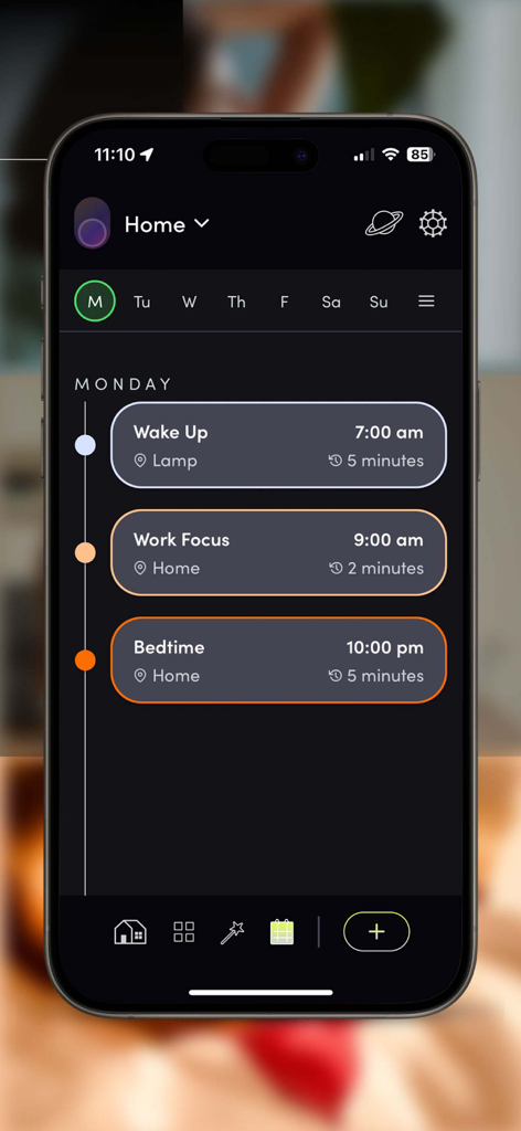 Pantalla de smartphone mostrando los horarios de iluminación de la app LIFX para rutinas diarias como 'Despertar' y 'Acostarse'.