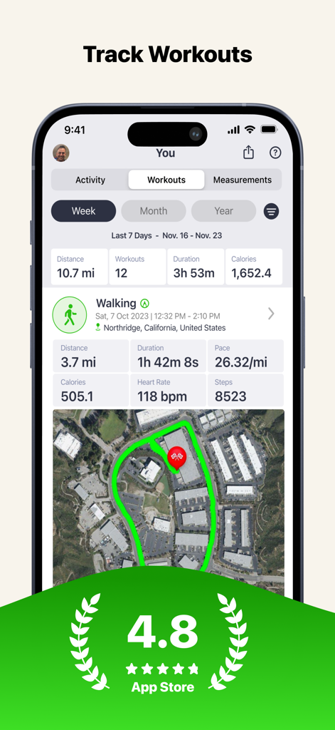 Interface de rastreamento de treino do aplicativo fitness Strive mostrando uma rota de caminhada em um mapa e estatísticas detalhadas de atividade.