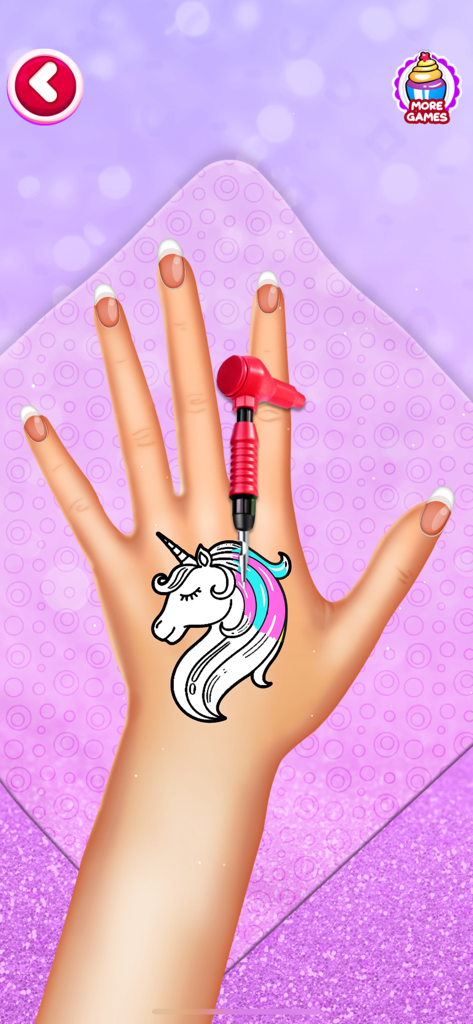 Una mano recibiendo un tatuaje colorido de unicornio en un juego creativo de salón de uñas para chicas