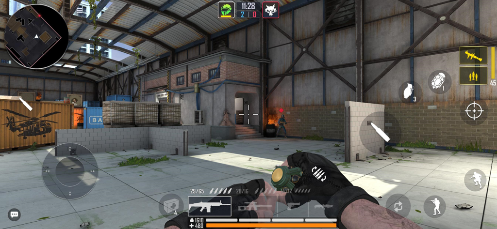 Gameplay FPS dans Tactical OPS Modern Shooter montrant un champ de bataille d'entrepôt industriel