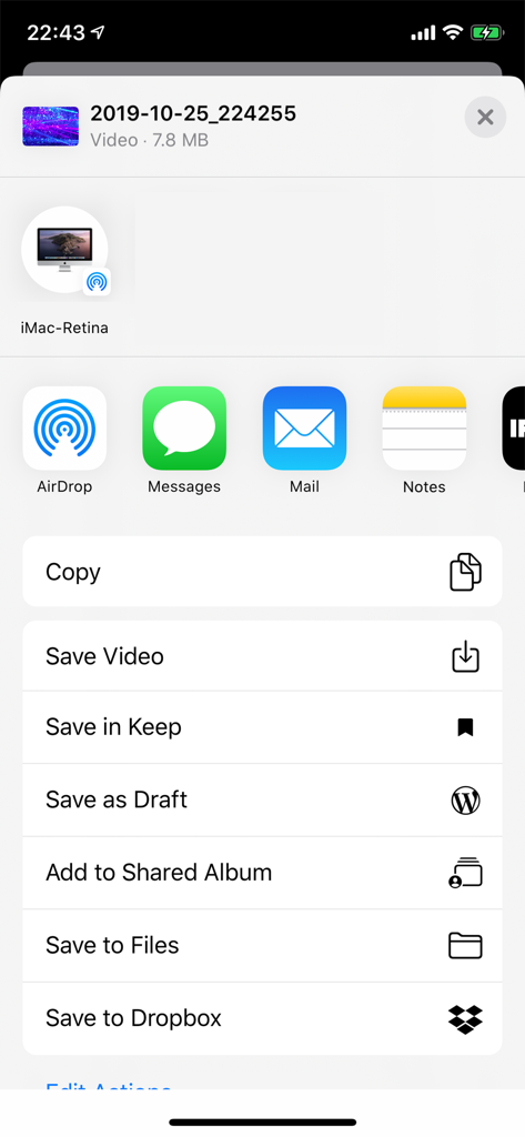 Video speed changer - iOS共有メニュー。編集済みビデオクリップの保存または送信オプションが表示されています。