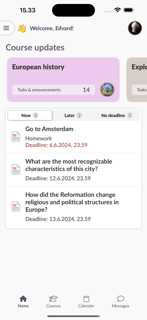 Panel de la aplicación itslearning que muestra las actualizaciones del curso de historia europea y las próximas tareas de los estudiantes con fechas límite.