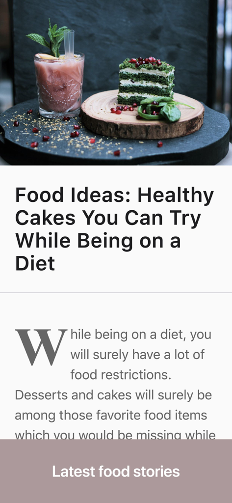 レシピ記事で紹介された、ザクロの種とピンクの飲み物が添えられた健康的な緑の層ケーキ