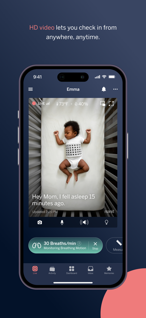 Nanit - Smartphone affichant le flux vidéo HD en direct de l'application Nanit d'un bébé dormant dans un berceau avec des données de surveillance des mouvements respiratoires