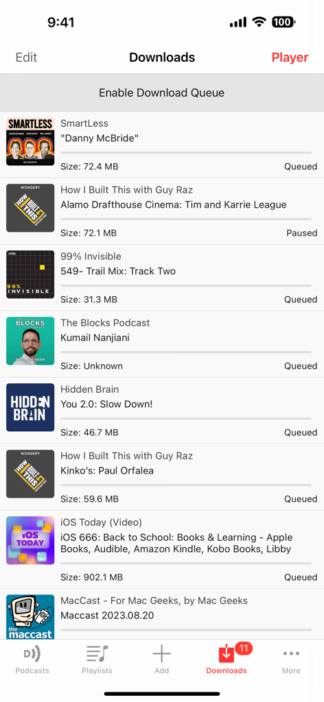 Elenco degli episodi podcast in coda per il download nell'app mobile Downcast