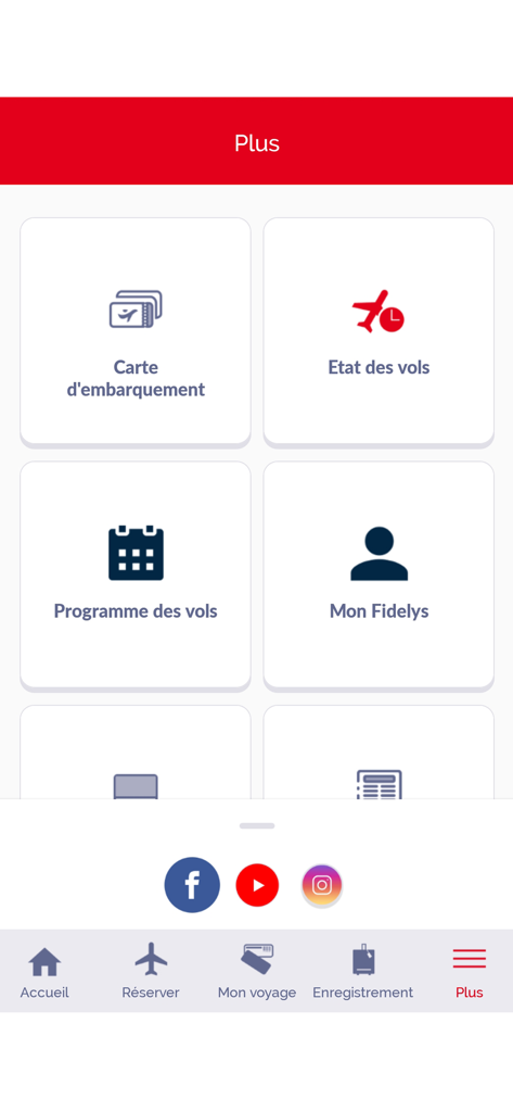 Pantalla del menú de la aplicación móvil Tunisair mostrando el estado del vuelo y las opciones de tarjeta de embarque