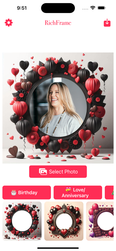 RichFrame Birthday Photo Frame - Interfaz de la aplicación móvil RichFrame mostrando a una mujer sonriente dentro de un marco de fotos decorativo con corazones y globos