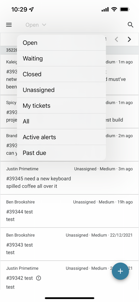 Aplicación móvil Spiceworks Help Desk que muestra la lista de tickets y el menú de filtros