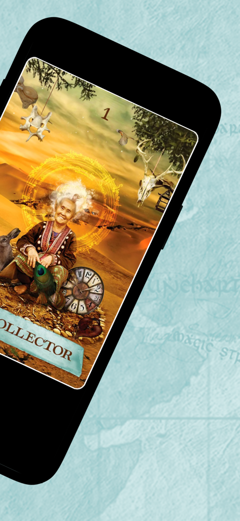 Uma carta de oráculo digital intitulada Collector mostrando uma mulher idosa e artefatos místicos do aplicativo Mapa Encantado.