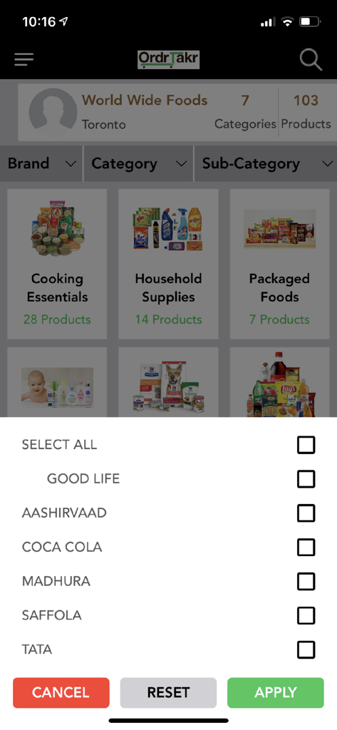 Pantalla de la aplicación móvil OrderTakerCRM que muestra categorías de productos mayoristas y un menú de filtro de selección de marca