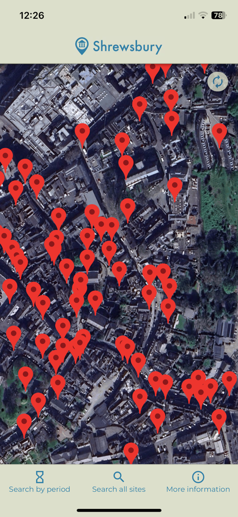 HistoMap Shrewsbury - シュルーズベリーの衛星地図を表示するモバイルアプリ画面。多数の赤いピンが史跡を示しています。