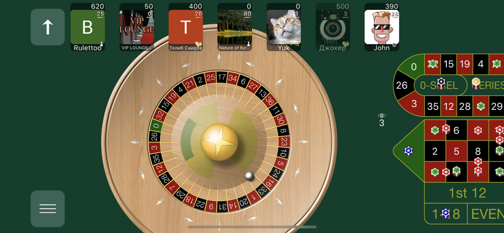 Interfaz de juego multijugador de ruleta europea con una rueda de madera y mesa de apuestas