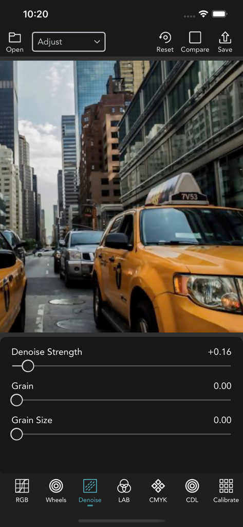 VideoLUT - 黄色いタクシーが登場する街のビデオに、ノイズ除去強度とグレイン調整が表示されているVideoLUTインターフェイス。
