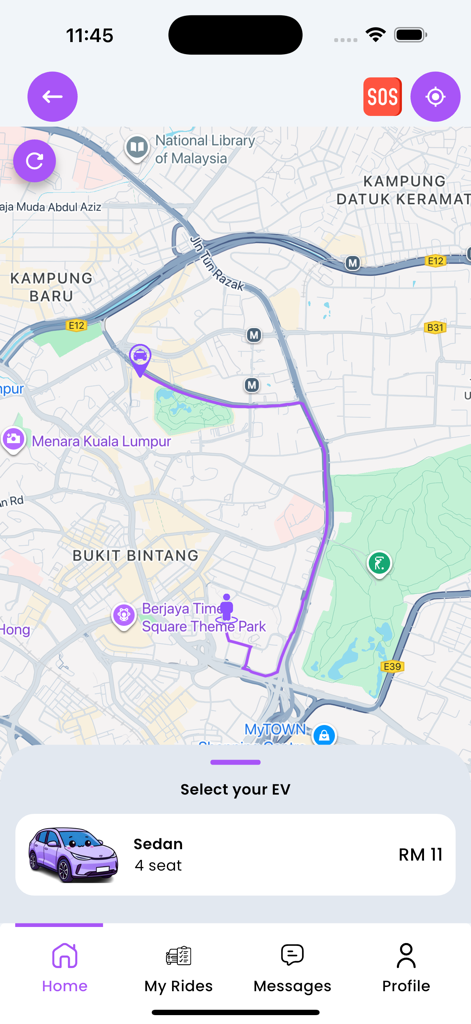 DUDU Car Malaysia - Eine Kartenansicht innerhalb der DUDU Car Malaysia App, die eine Fahrtroute und die Auswahl eines Elektro-Limousinen-Taxis anzeigt.