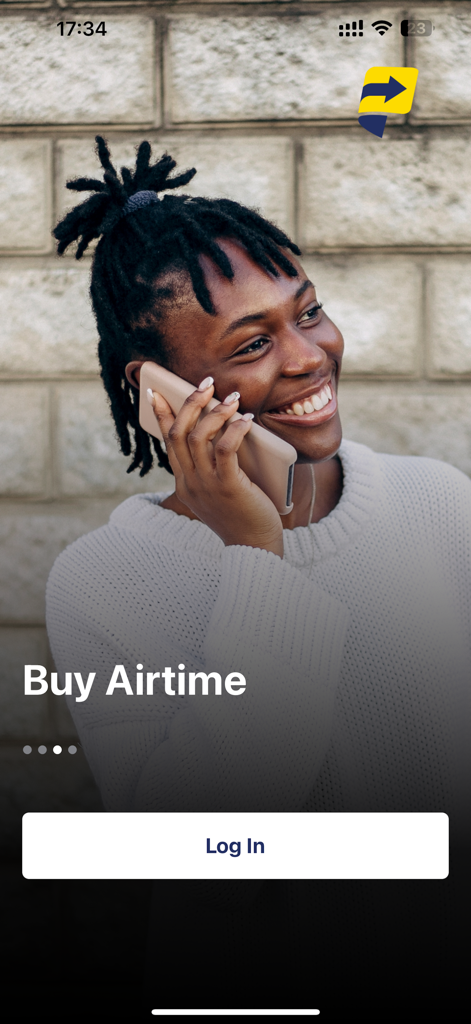 Uma mulher sorrindo em uma chamada telefônica com a sobreposição de texto Comprar Saldo de Telefone do aplicativo Instntmny Transfer