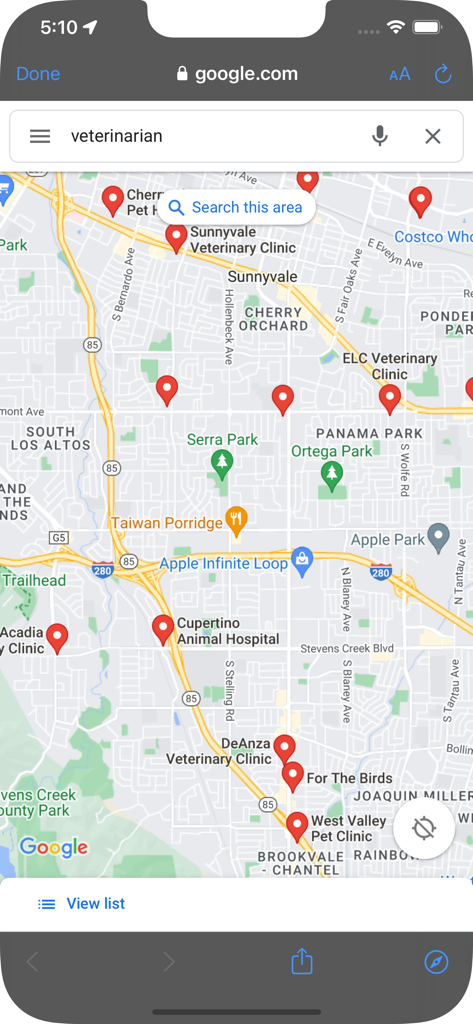Interfaz de mapa móvil que muestra múltiples ubicaciones de clínicas veterinarias con pines rojos en un área suburbana.