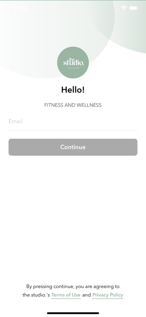 the studio. - Der Anmeldebildschirm der the studio. Fitness- und Wellness-App mit einem Feld für die E-Mail-Eingabe und einem minimalistischen Design.