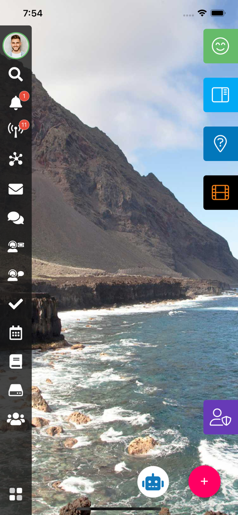 Interfaz de la aplicación móvil Laycos mostrando una barra lateral con varios iconos de productividad y sociales sobre un fondo de paisaje costero pintoresco.