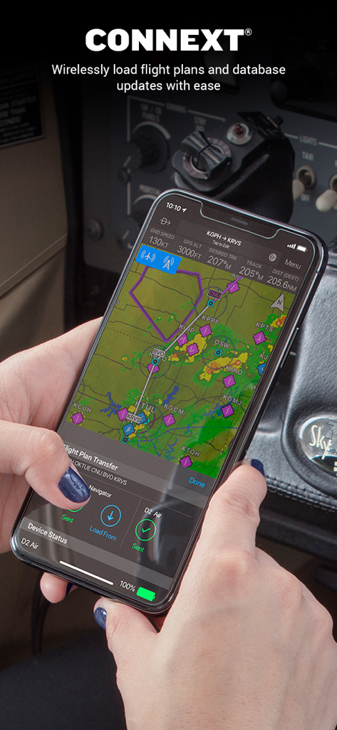 Piloto usando o recurso Garmin Pilot Connext para transferir planos de voo sem fio em um cockpit