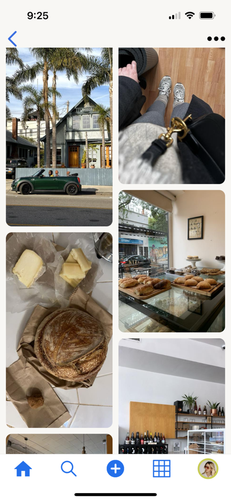 Uma interface de aplicativo móvel exibindo um feed selecionado de fotos estéticas e relacionáveis royalty-free para criadores de mídia social