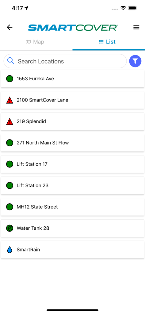 SmartCover - Interfaz de la aplicación móvil SmartCover que muestra una lista de ubicaciones de aguas residuales monitorizadas con alertas de estado en tiempo real e iconos de operación normal