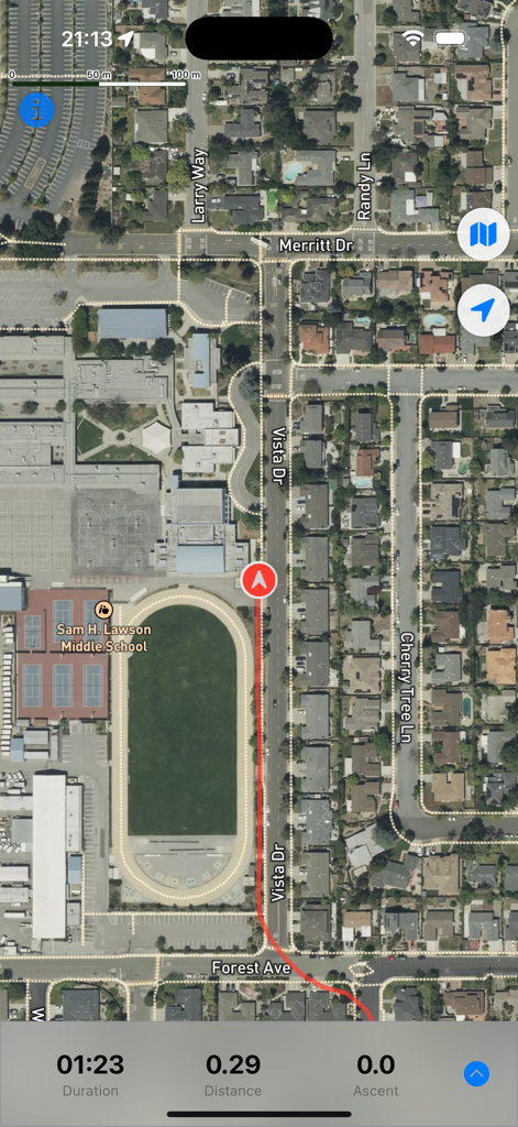 Hikely - Hike, Bike, Run - Vista de mapa satelital de la aplicación Hikely que muestra un camino rojo rastreando una actividad con métricas de duración y distancia