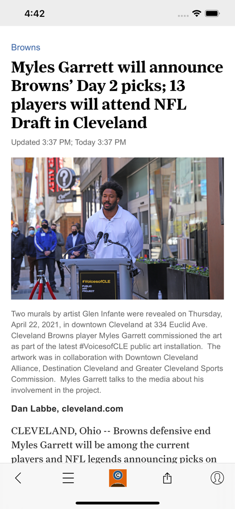 Browns News - マイルズ・ギャレットがNFLドラフトの指名を発表した記事を表示するブラウンズニュースアプリのスクリーンショット。