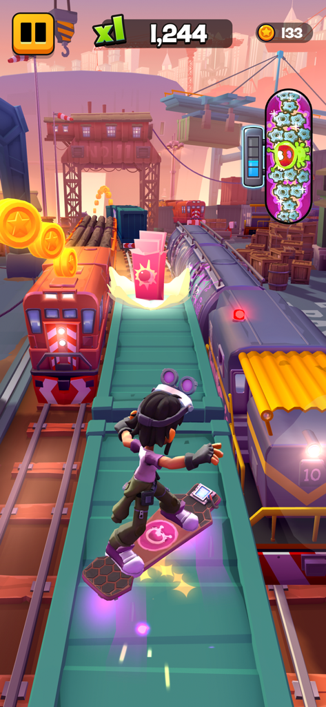 Jugabilidad de Subway Surfers City mostrando a un personaje surfeando en una tabla flotante sobre trenes en un entorno urbano industrial