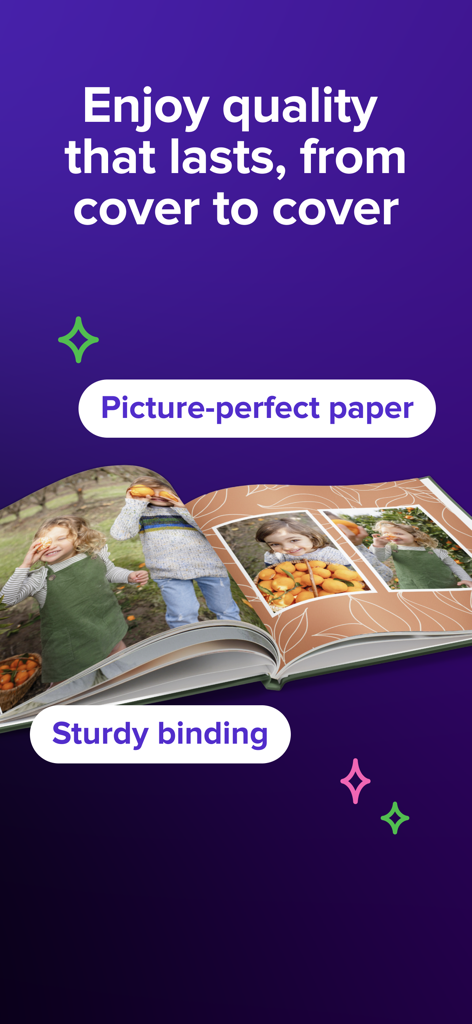 Ein offenes Fotobuch, das hochwertiges Papier und eine stabile Bindung zeigt.