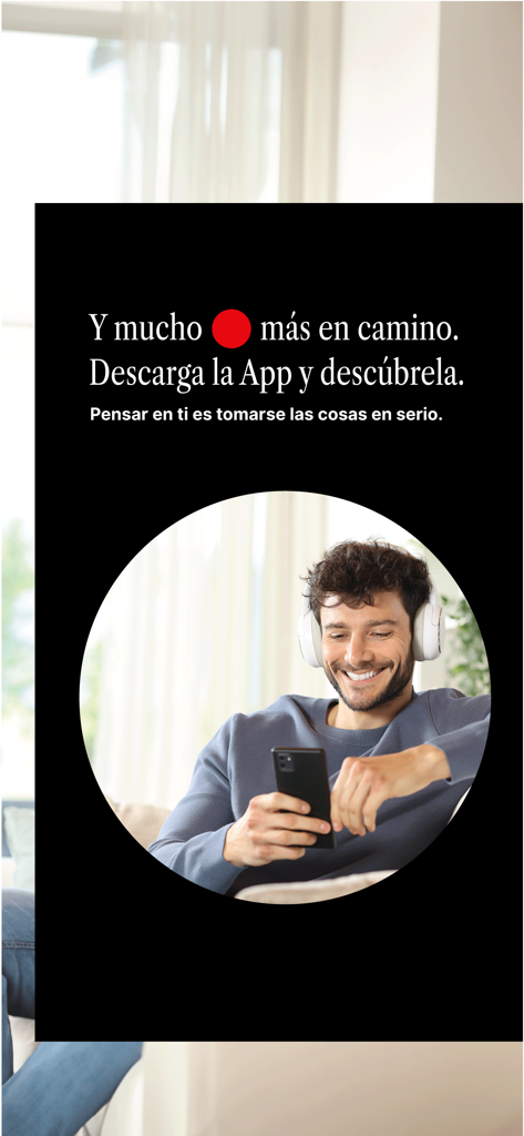Cajasur - Un hombre sonriente con auriculares mientras usa la app de banca móvil Cajasur en su smartphone