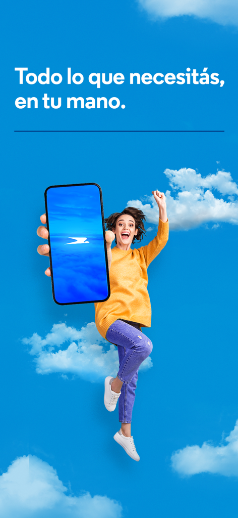 Donna sorridente che tiene uno smartphone con il logo Aerolineas Argentinas