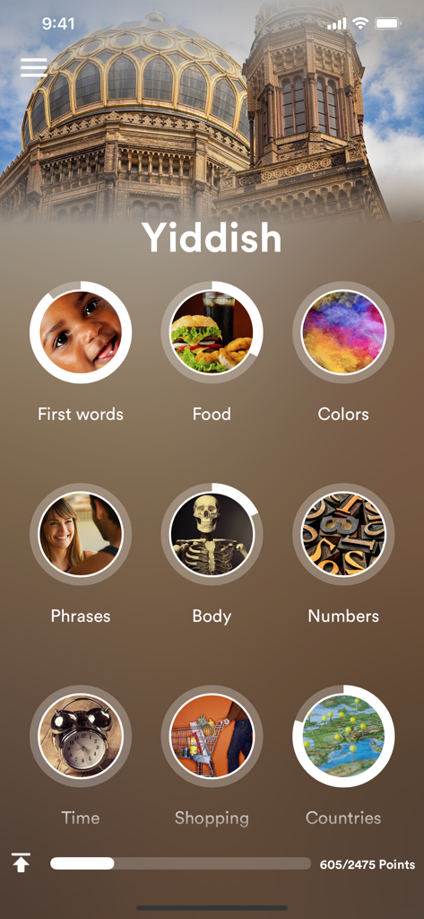 Hauptmenü der Jiddisch-Lern-App, das verschiedene Lernthemen wie erste Wörter, Essen und Sätze mit Fortschrittsanzeigen zeigt.
