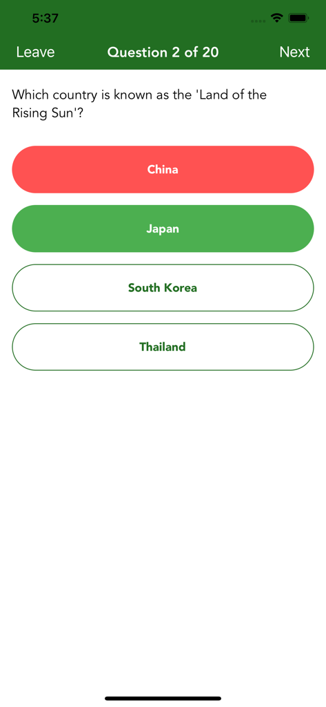 General Knowledge Trivia Quiz+ - Una pregunta de trivia de opción múltiple que pregunta qué país se conoce como la Tierra del Sol Naciente, con Japón resaltado en verde como la respuesta correcta.