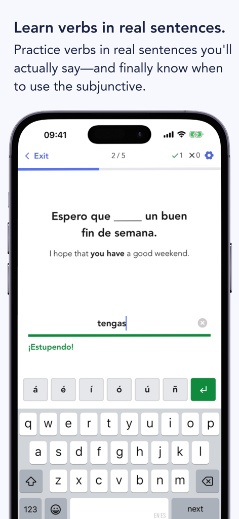 Ella Verbs: Learn Spanish - Captura de pantalla de la aplicación Ella Verbs que muestra a un usuario practicando la conjugación de verbos españoles en el contexto de oraciones reales.