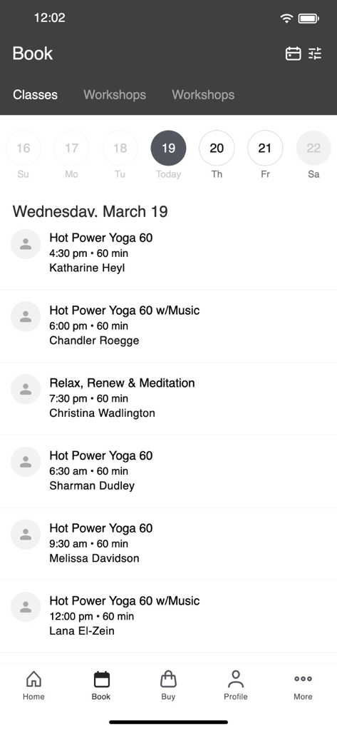 Down Dog Yoga - Pantalla de horario de la aplicación móvil Down Dog Yoga que muestra listados de clases diarias y opciones de reserva