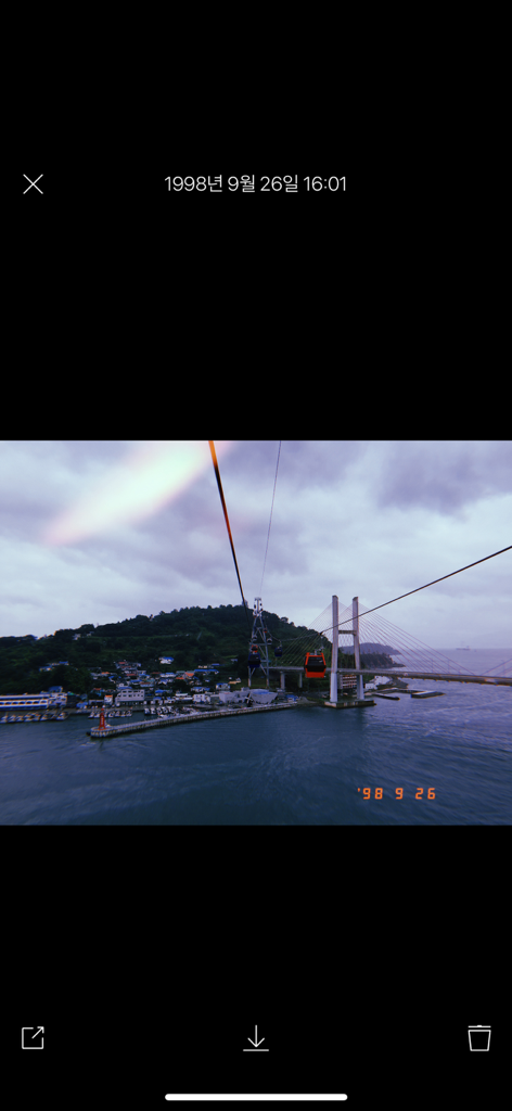 Foto de paisaje vintage con fuga de luz y sello de fecha de 1998 de la aplicación Huji Cam