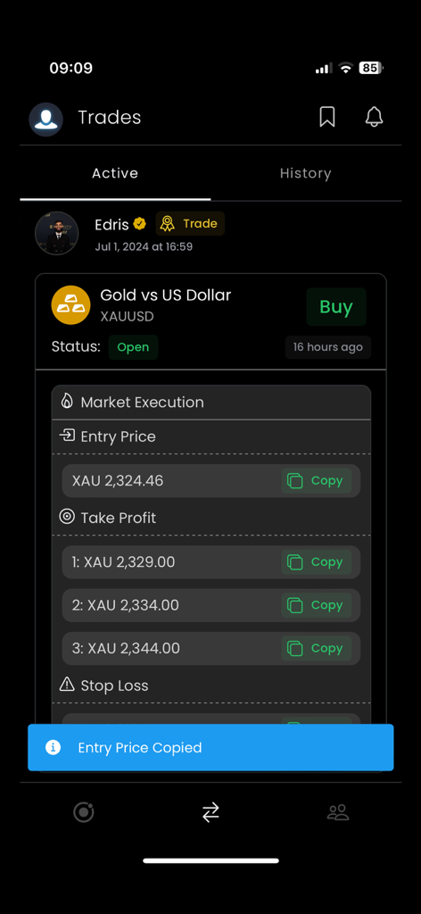 Solexx - Solexx App-Oberfläche, die ein aktives Handelssignal für Gold vs. US-Dollar mit Einstiegspreis und Gewinnzielen zeigt