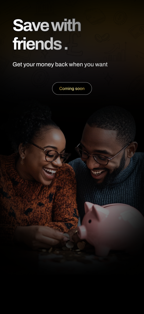 PocketMoni - Una pareja sonriente mirando una alcancía promocionando la función de ahorro social en la aplicación PocketMoni