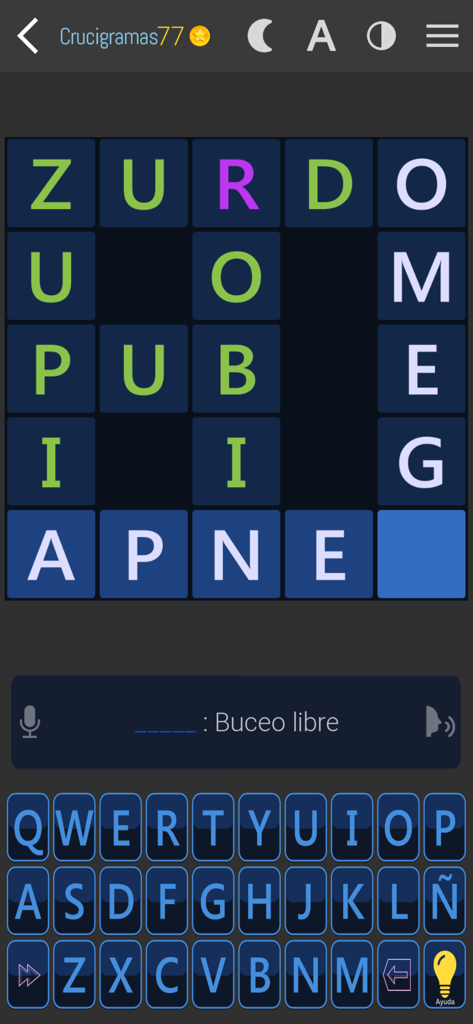 Una pantalla de juego de crucigramas en español con una interfaz oscura y un teclado virtual.