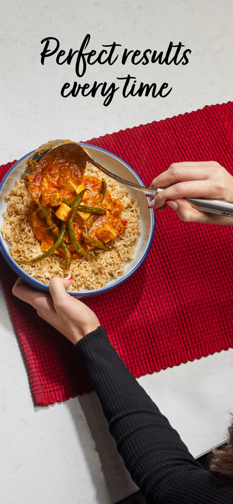 Instant Connect ™ - Una persona sirviendo un curry recién cocinado con judías verdes sobre arroz integral en un cuenco