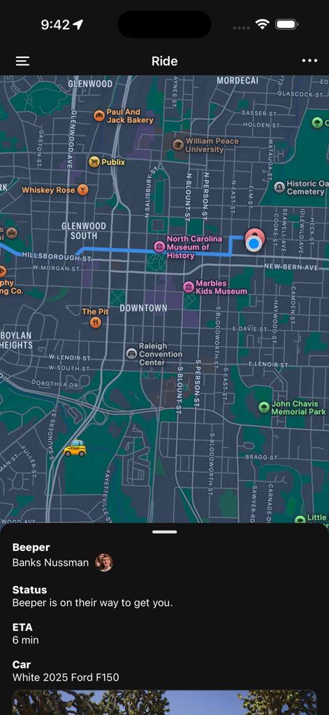 O Ride Beep App mostrando um mapa de rastreamento de carona ao vivo com informações do motorista e tempo estimado de chegada.